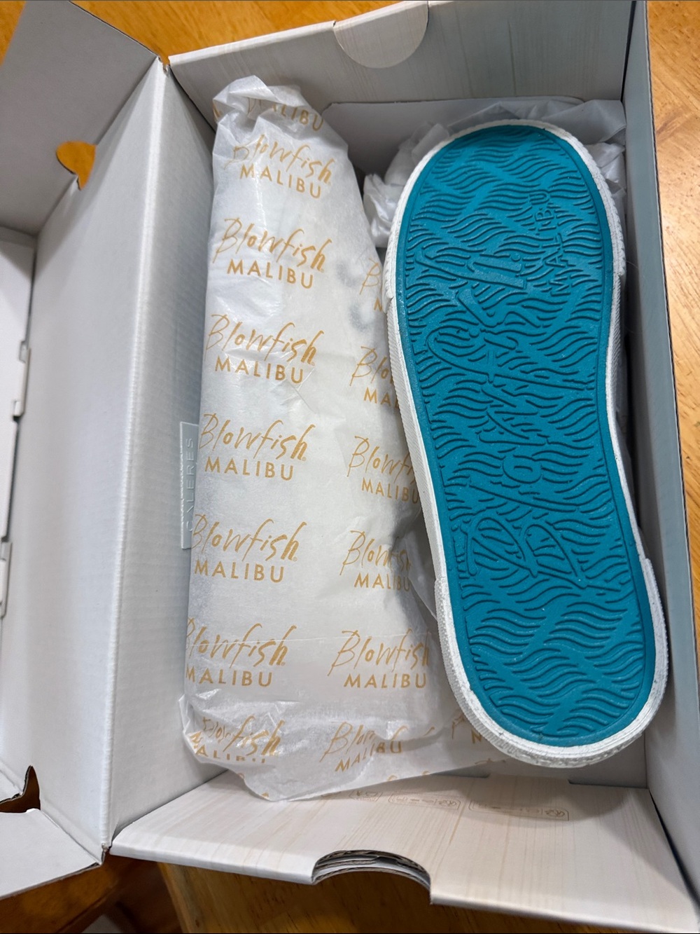 Blowfish Women’s White Low-Top Canvas Sneaker - Picture 4 of 4